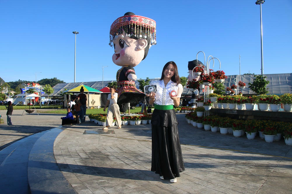 Nhiều bạn trẻ đến chụp ảnh tại biểu tượng Mascot để lưu lại những bức ảnh đẹp.