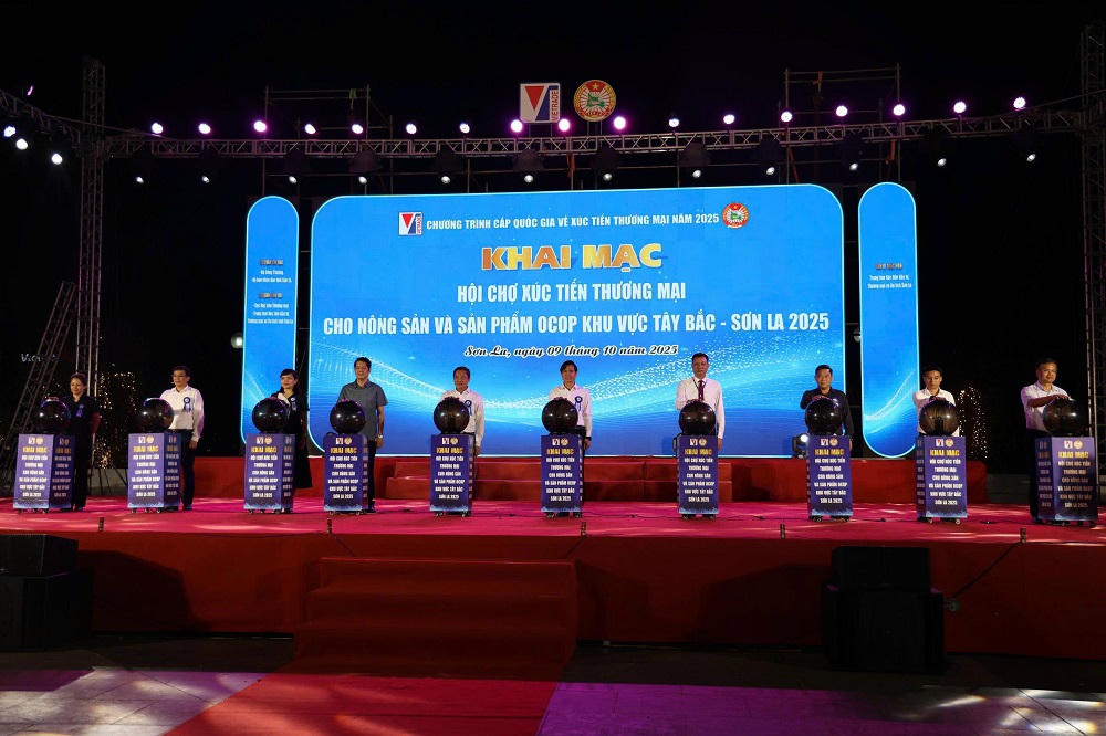 Các đại biểu thực hiện nghi thức Khai mạc Hội chợ xúc tiến thương mại cho nông sản và sản phẩm OCOP khu vực Tây Bắc - Sơn La năm 2025.