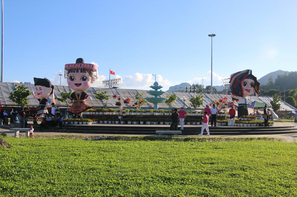 Mô hình được thiết kế ấn tượng, mô phỏng hình ảnh người phụ nữ Thái, Mông, Dao trong trang phục truyền thống mang đậm bản sắc văn hóa dân tộc.