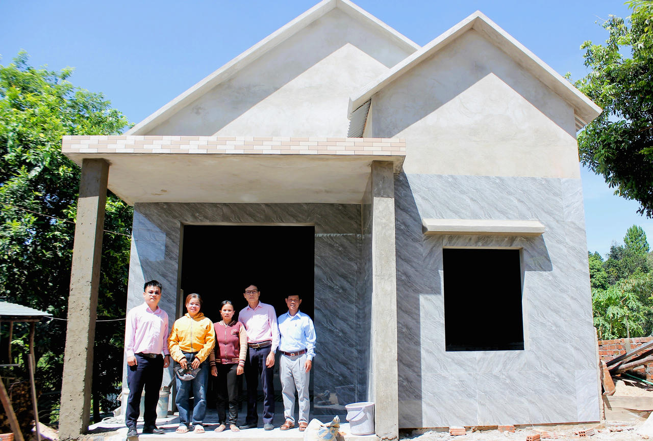 Căn nhà mới của gia đình chị Miếp gần hoàn tất, chỉ chờ lắp cửa và sơn màu là đưa vào sử dụng.