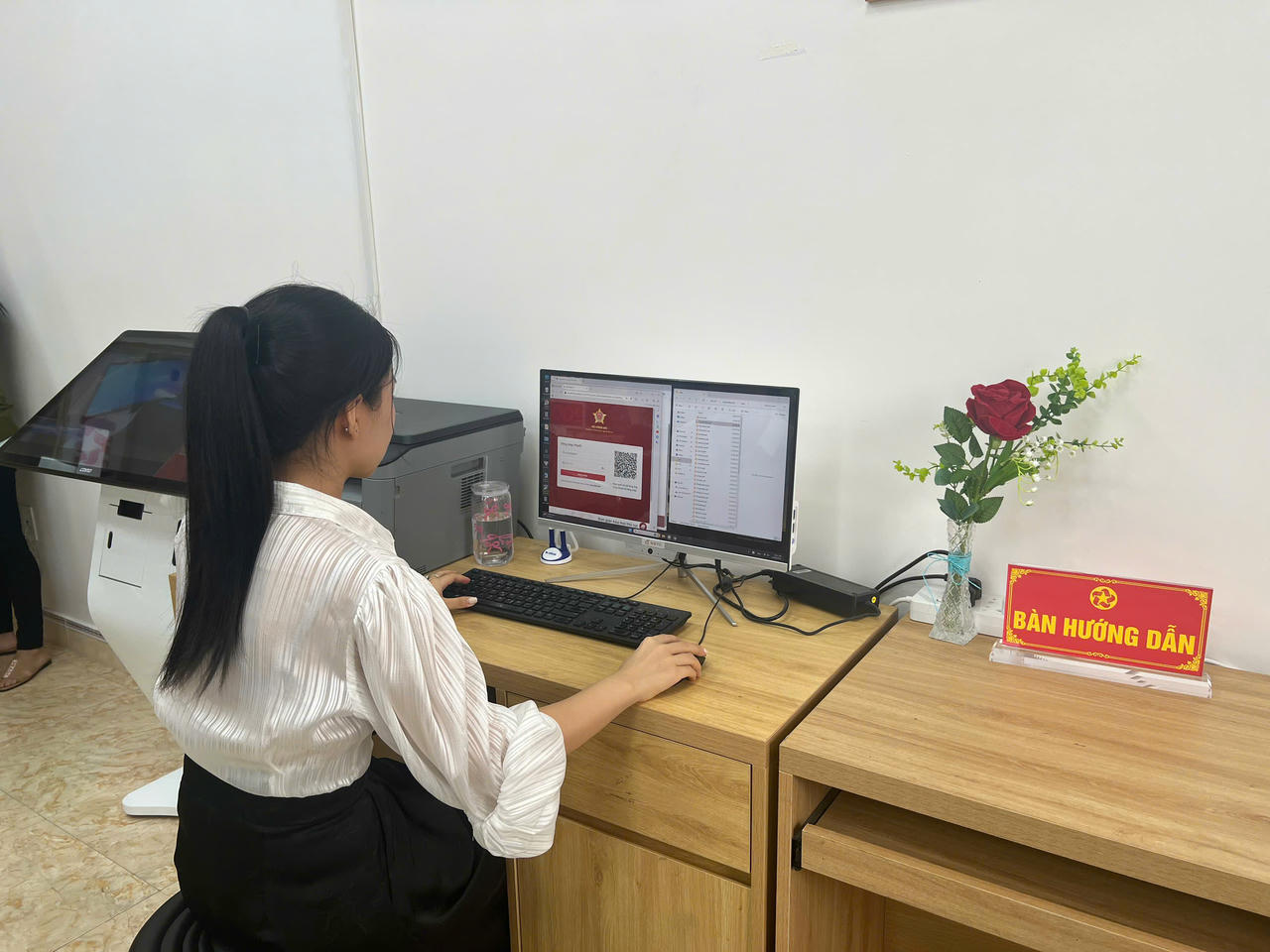 Người dân chỉ cần tham gia nhóm là có thể tra cứu quy trình, nộp hồ sơ, theo dõi trạng thái giải quyết hoặc đặt câu hỏi được cán bộ phụ trách phản hồi ngay, thay vì phải đến trụ sở nhiều lần như trước.