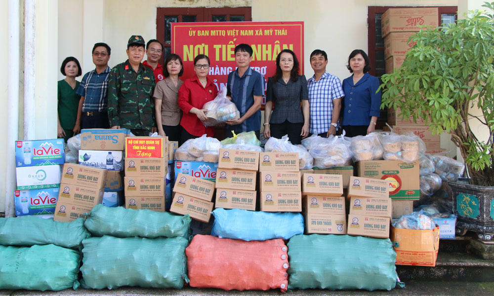 Đoàn công tác đã trao hơn 920 thùng quà gồm nước uống, sữa, mì tôm, bánh kẹo cho bà con hai xã; hỗ trợ 10 triệu đồng từ Quỹ an sinh xã hội của tỉnh cho gia đình có người thân bị thiệt mạng do ảnh hưởng mưa lũ. 