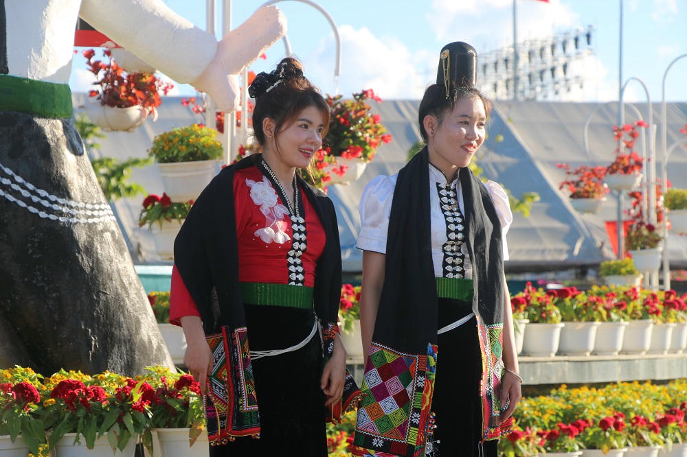 Ai đến thăm quan biểu tượng Mascot 3 cô gái đều tỏ ra rất thích thú.