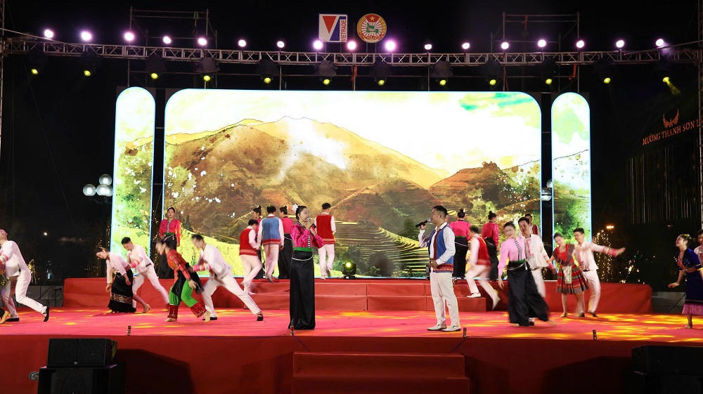 Tiết mục văn nghệ chào mừng buổi lễ.