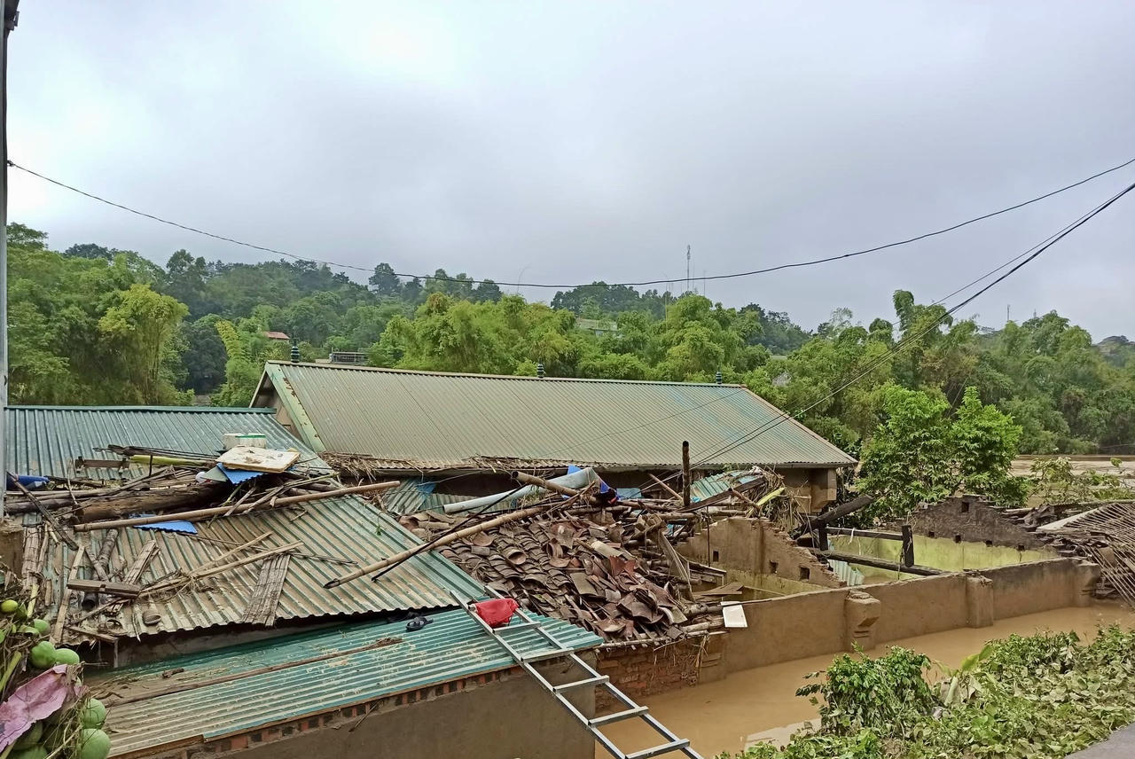 Nhiều ngôi nhà của người dân bị tốc mái, hư hỏng. (Ảnh: PV)