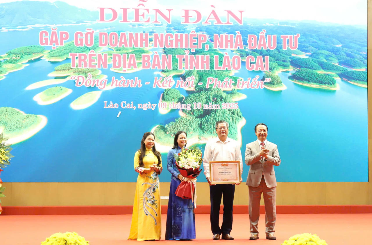 Ông Nguyễn Quang Vinh - Phó Chủ tịch Liên đoàn Thương mại và Công nghiệp Việt Nam tặng hoa chúc mừng.