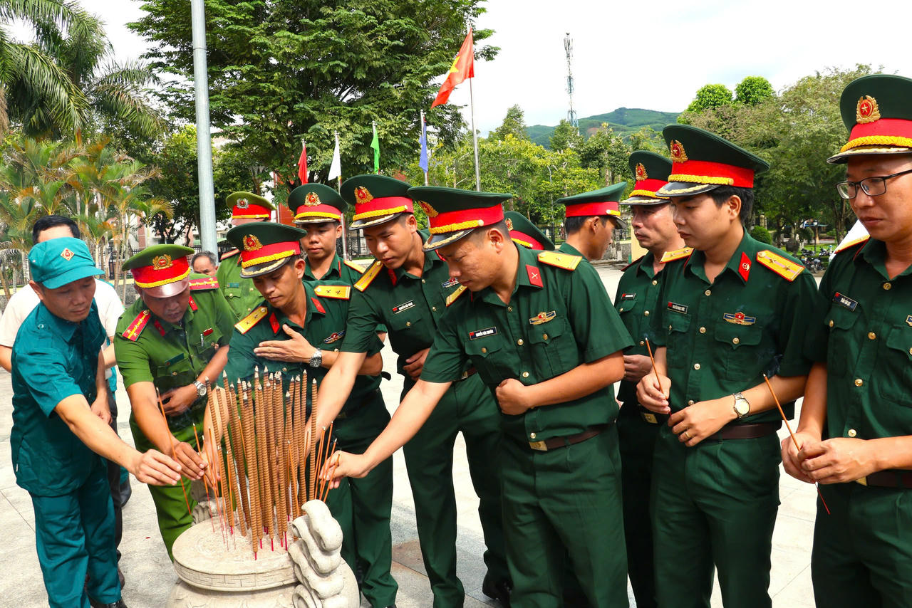 Đoàn công tác Quân khu 5 đã đến dâng hương, dâng hoa tại Tượng đài Khởi nghĩa Ba Tơ (Quảng Ngãi).