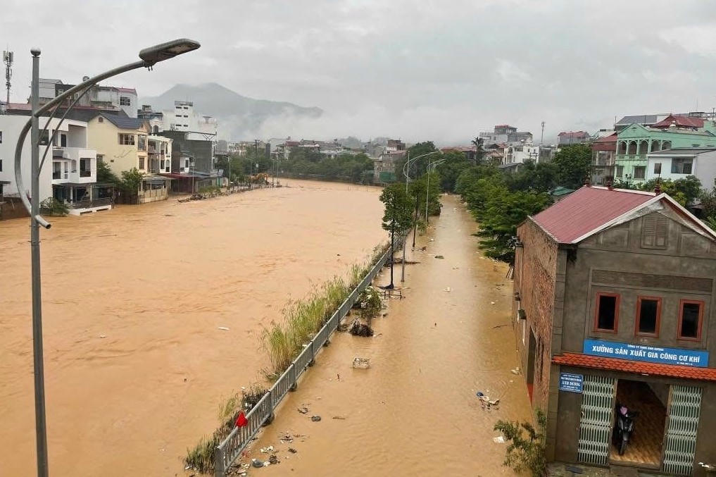 Nước lũ tại các sông dâng cao khiến nhiều nhà dân và các tuyến đường giao thông bị ngập lụt nghiêm trọng. (Ảnh: PV)