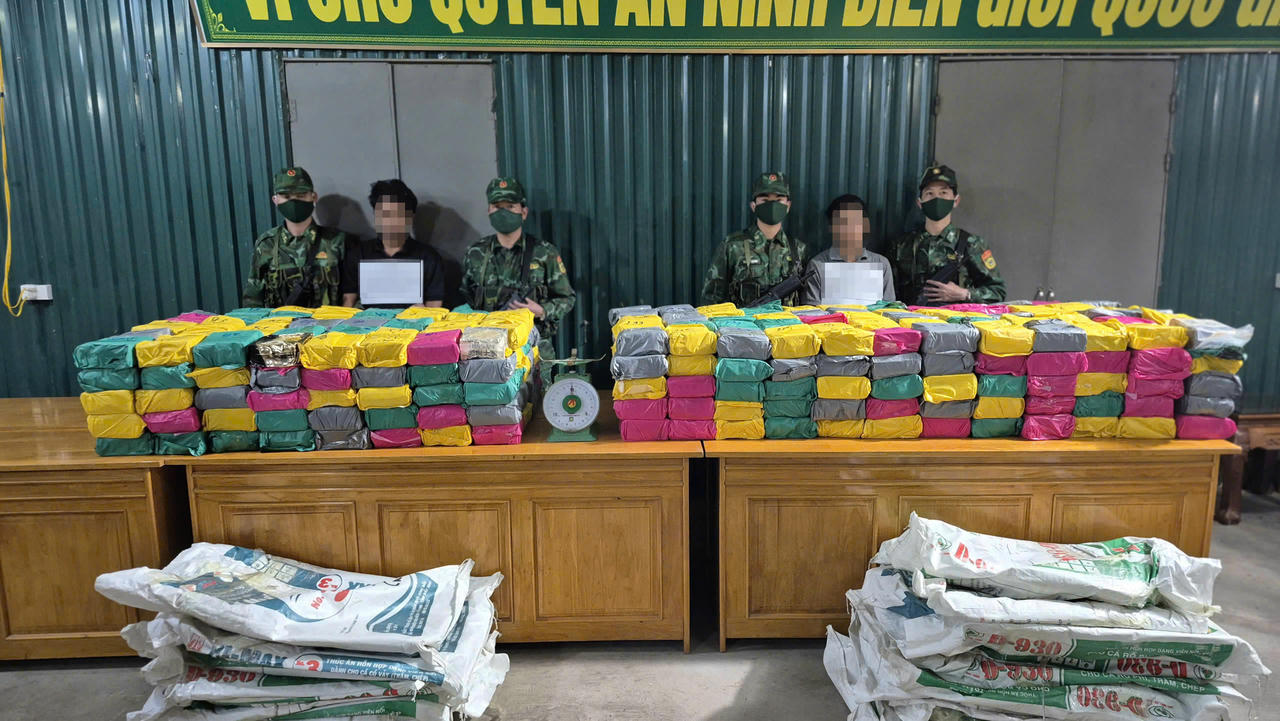 2 đối tượng người Lào cùng tang vật thu giữ trong chuyên án, 500kg ma túy tổng hợp.