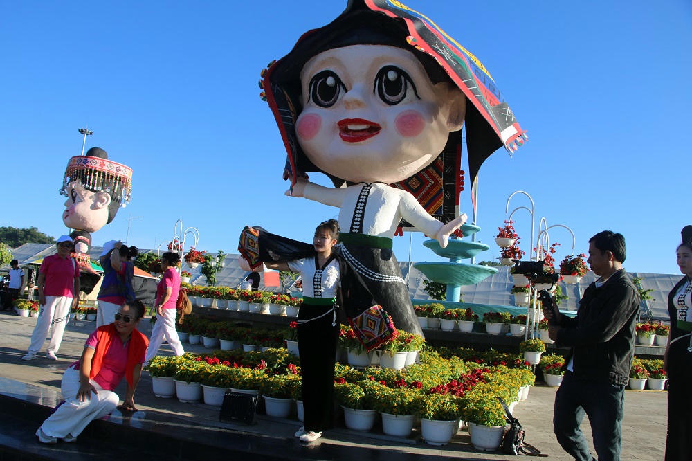 Đông đảo du khách đến trải nghiệm, chiêm ngưỡng, chụp ảnh.