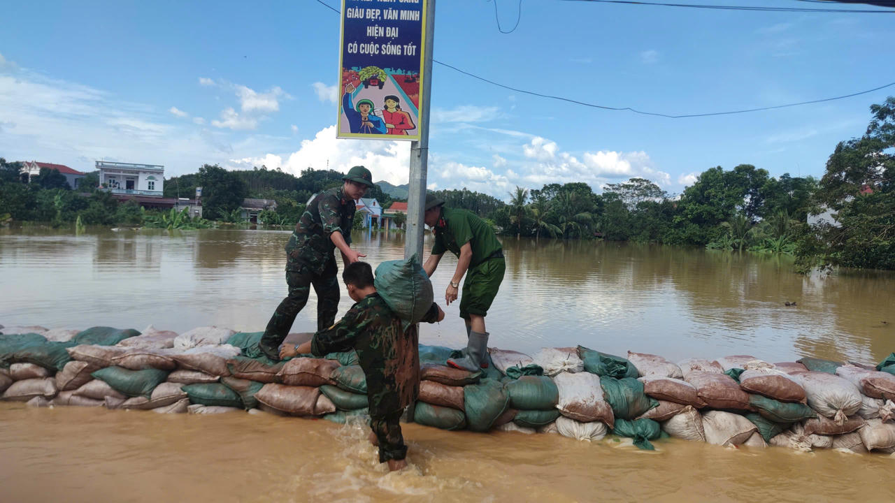Cán bộ chiến sĩ Quân đội, Công an xã Kép (Bắc Ninh) dốc toàn lực hỗ trợ nhân dân khắc phục mưa lũ  