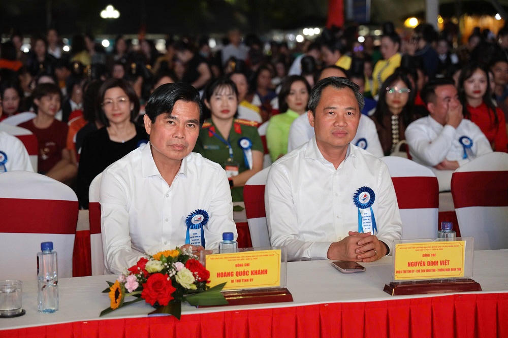 Lãnh đạo tỉnh Sơn La tham dự buổi lễ.