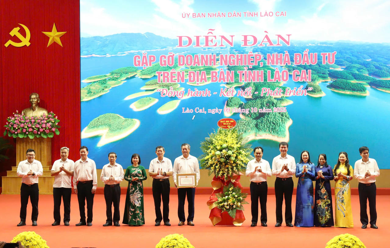 Lãnh đạo tỉnh Lào Cai tặng hoa chúc mừng và tặng Bằng khen cho Hiệp hội doanh nghiệp tỉnh Lào Cai do đã có thành tích xuất sắc trong phong trào thi đua yêu nước và xây dựng tổ chức Hội nhân dịp kỷ niệm 21 năm Ngày Doanh nhân Việt Nam (13/10/2004 - 13/10/2025).