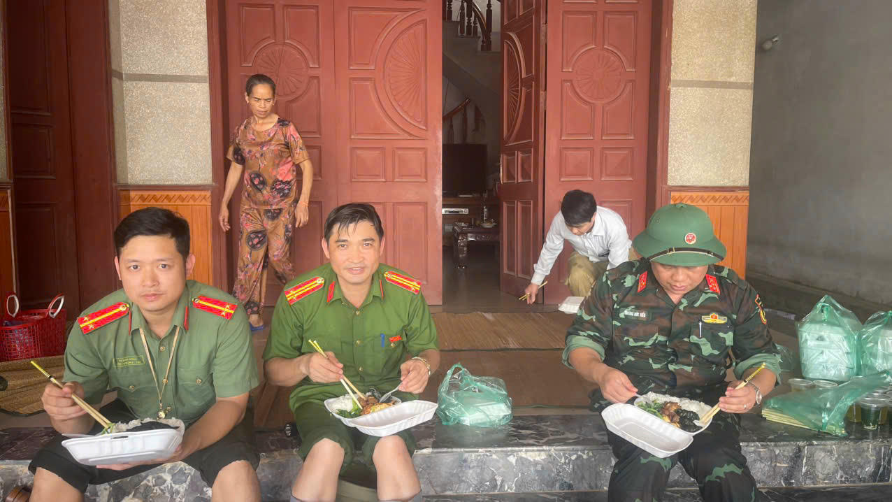 Cán bộ chiến sĩ Quân đội, Công an xã Kép (Bắc Ninh) dốc toàn lực hỗ trợ nhân dân khắc phục mưa lũ  