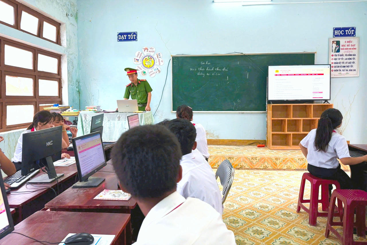 Các em học sinh sẽ là "đại sứ"&nbsp;mang chuyển đổi số về với gia đình, bản làng.