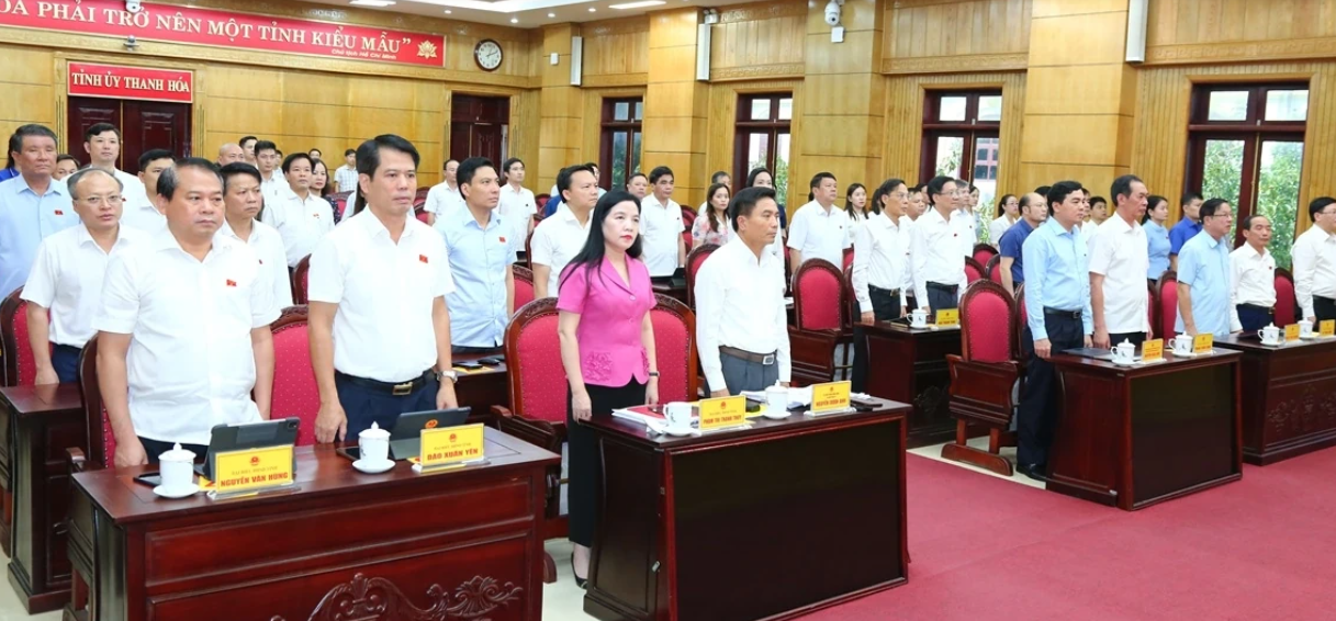 Các đại biểu thực hiện nghi thức chào cờ tại&nbsp;Kỳ họp thứ 34 HĐND tỉnh Thanh Hóa khóa XVIII, nhiệm kỳ 2021-2026.
