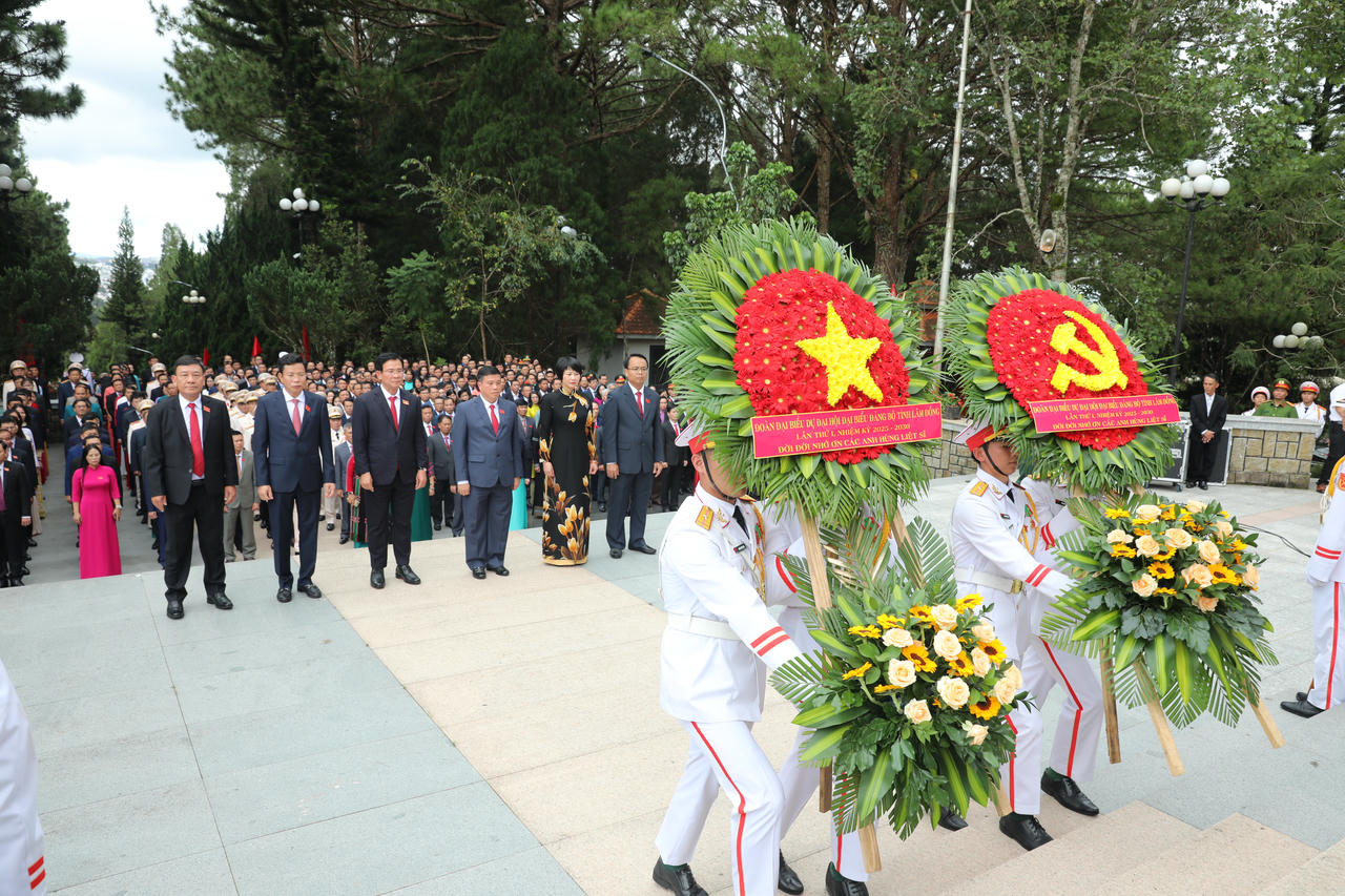Trước khai mạc phiên trù bị, các đại biểu dự Đại hội Đảng bộ tỉnh Lâm Đồng đã đến viếng tại Nghĩa trang Liệt sĩ phường Cam Ly - Đà Lạt.&nbsp;