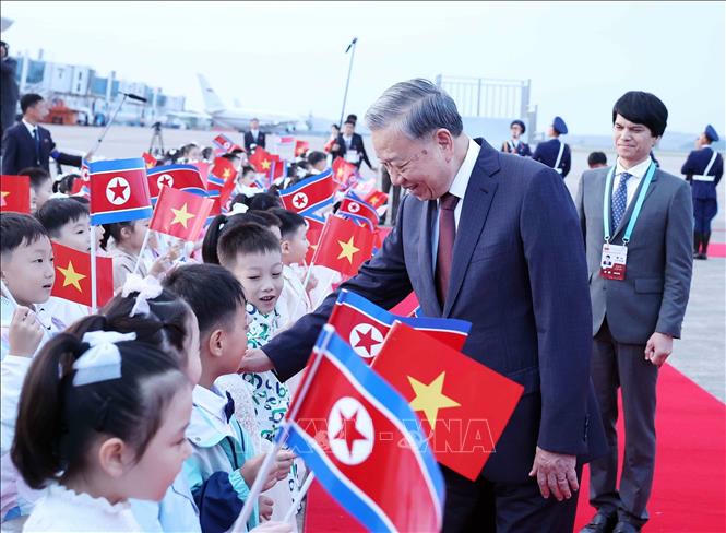 Thiếu nhi Triều Tiên chào đón Tổng Bí thư Tô Lâm tại Sân bay quốc tế Bình Nhưỡng. Ảnh: Thống Nhất/TTXVN