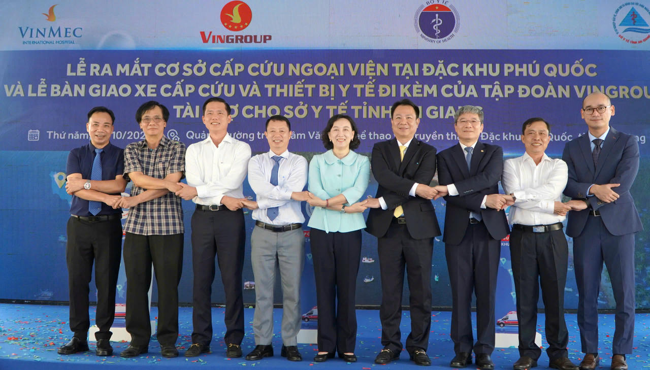 Đại biểu chụp hình lưu niệm cùng nhau tại buổi lễ.