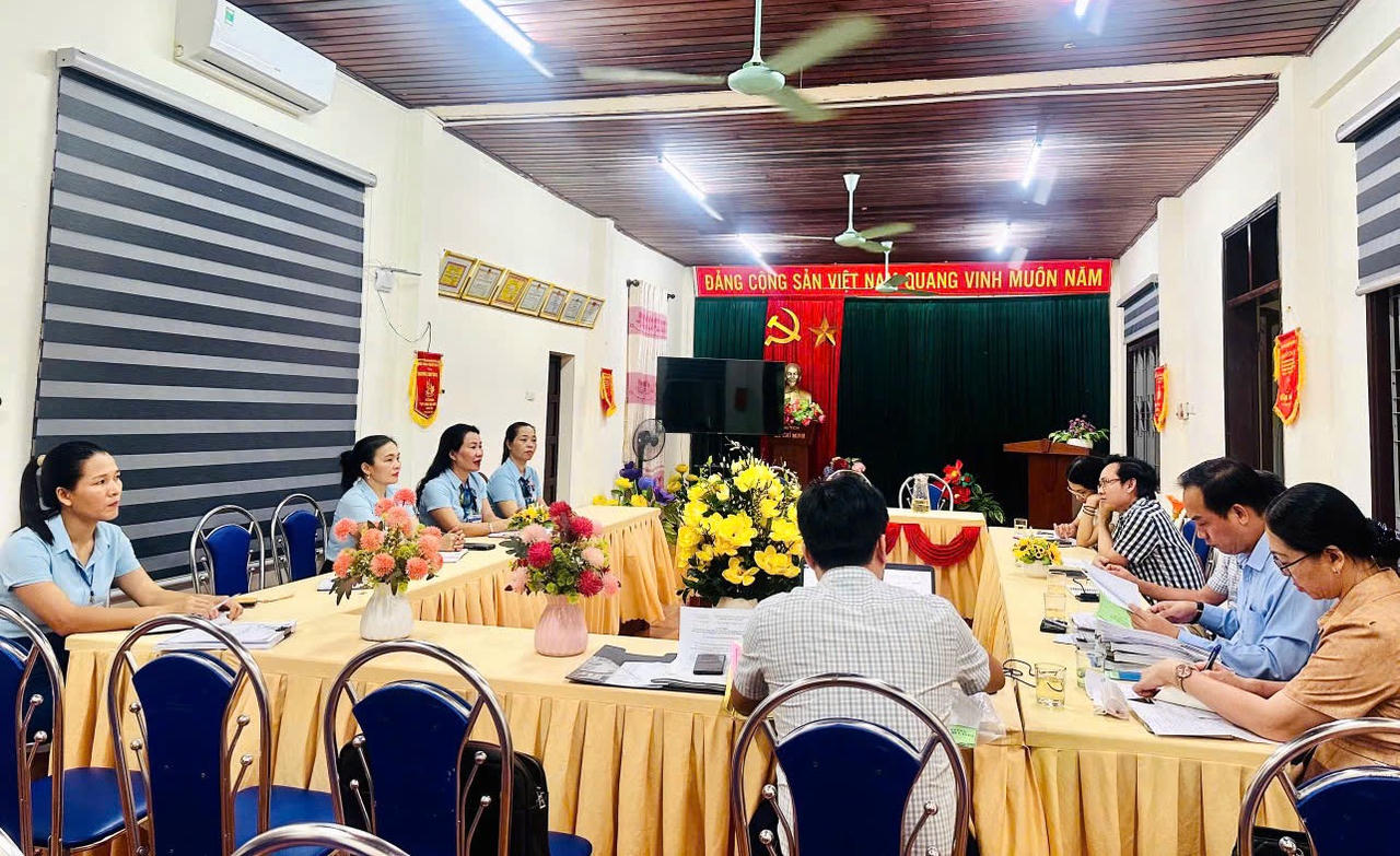 Đoàn kiểm tra liên ngành An toàn thực thực phẩm làm việc với Trường Mầm Non Tuổi Hoa, phường Đông Hà.