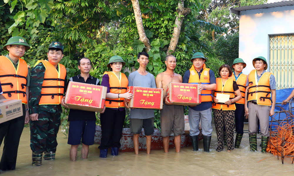 Đoàn công tác tặng quà Nhân dân bị ảnh hưởng do bão lũ.