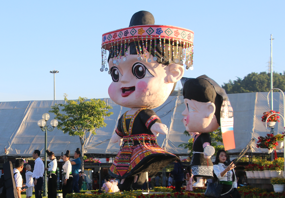 Biểu tượng Mascot cô gái dân tộc Mông trong trang phục truyền thống.