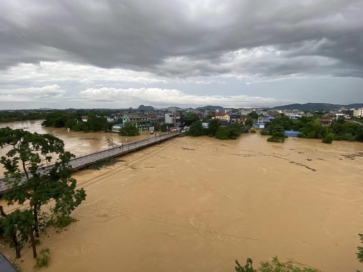 Tại trạm thủy văn Gia Bẩy lúc 11 giờ ở mức 26,84m, dưới báo động 3 và đang có xu thế rút dần.