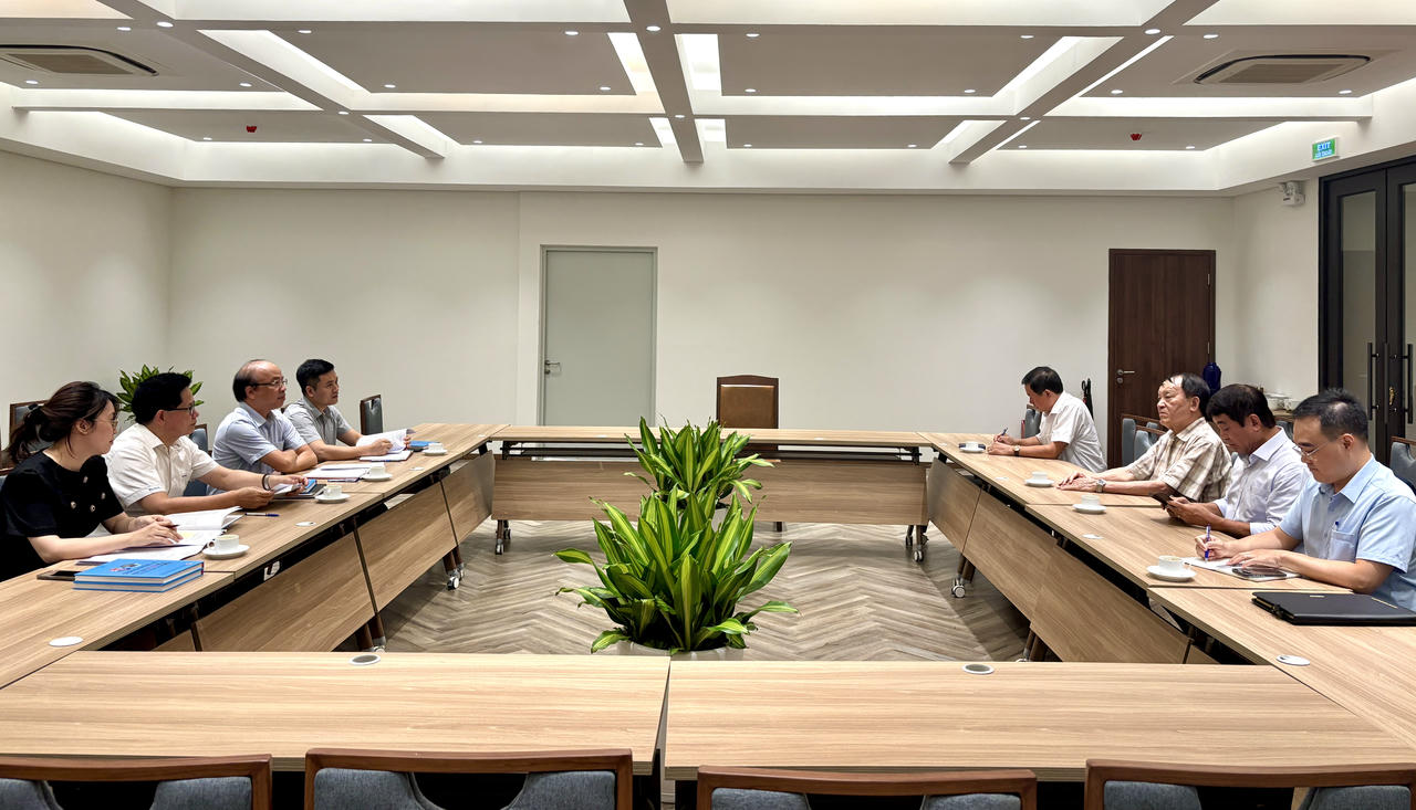 Quang cảnh buổi làm việc.