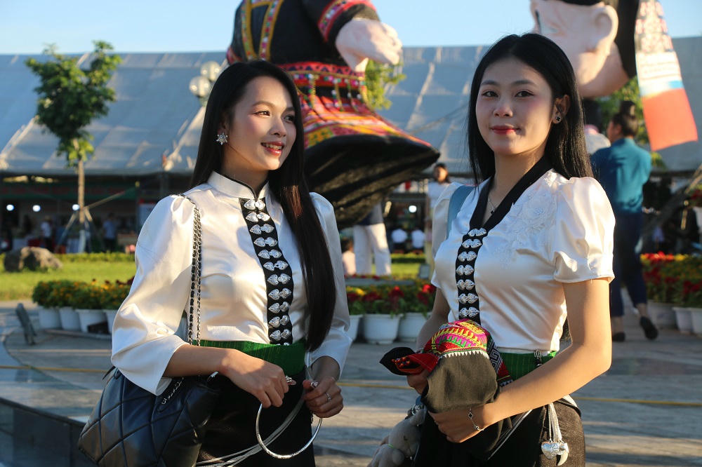 Hai cô gái Thái đến thăm quan tại biểu tượng Mascot.