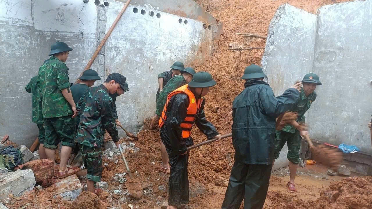 Nhiều khu vực đồi núi bị sạt lở nghiêm trọng, gây ảnh hưởng đến an toàn tính mang của người dân và chia cắt giao thông. (Ảnh: PV)