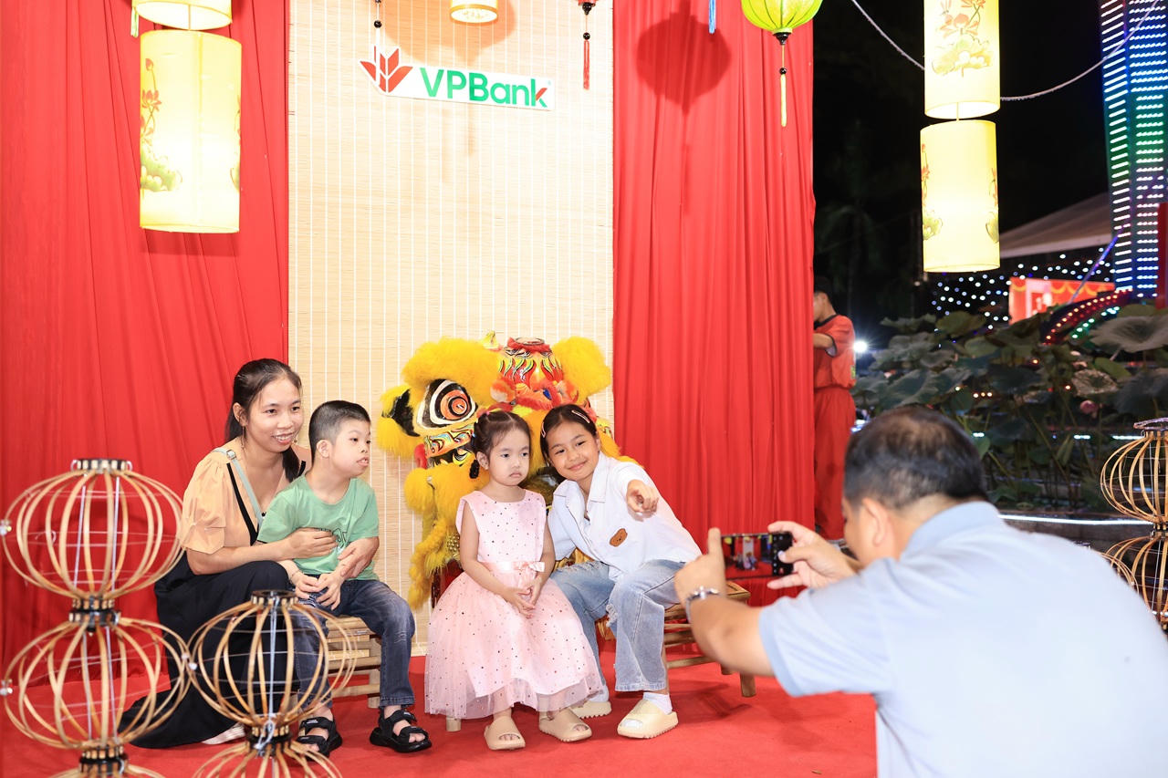 Phố đèn lồng thu hút đông đảo người dân địa phương tới check-in.