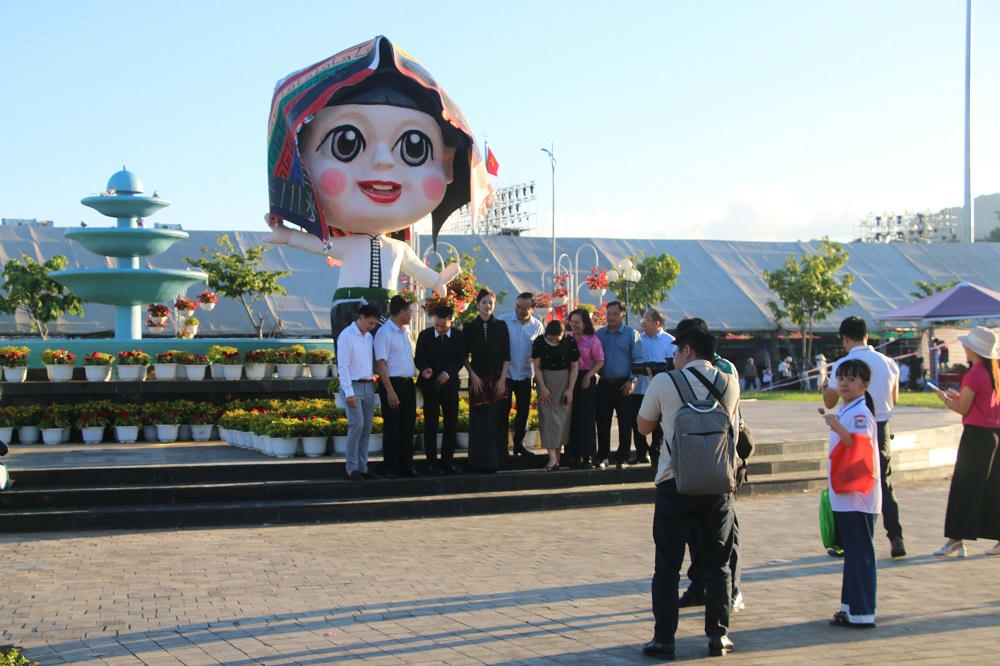 Rất đông người dân đến chụp ảnh, check in.