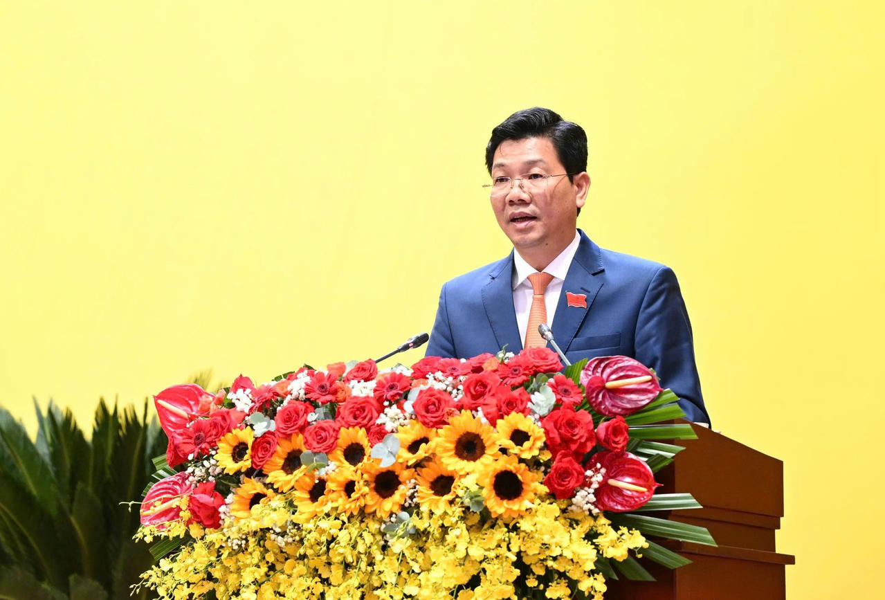 Phó Bí thư Thường trực Tỉnh ủy, Chủ tịch HĐND tỉnh Tây Ninh Nguyễn Mạnh Hùng trình báo cáo chính trị của Ban Chấp hành Đảng bộ tỉnh nhiệm kỳ 2020 - 2025.