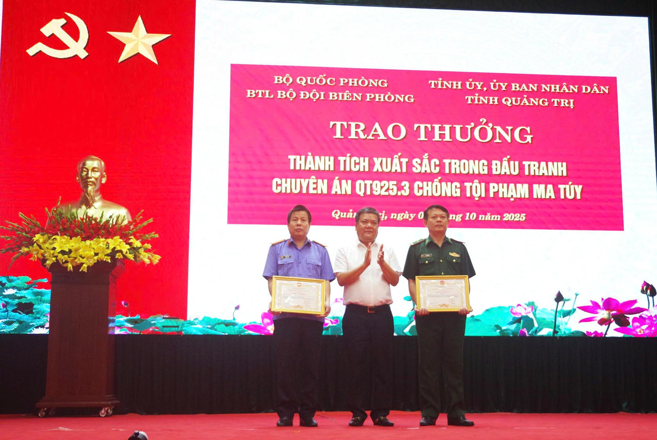 Chủ tịch UBND tỉnh Quảng Trị tặng bằng khen cho 2 tập thể trong Ban chuyên án.