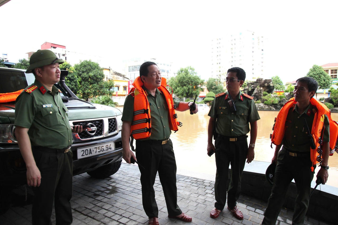 Thiếu tướng Bùi Đức Hải, Giám đốc Công an tỉnh Thái Nguyên chỉ đạo các công tác cứu nạn, cứu hộ, giúp Nhân dân bị ngập lụt.