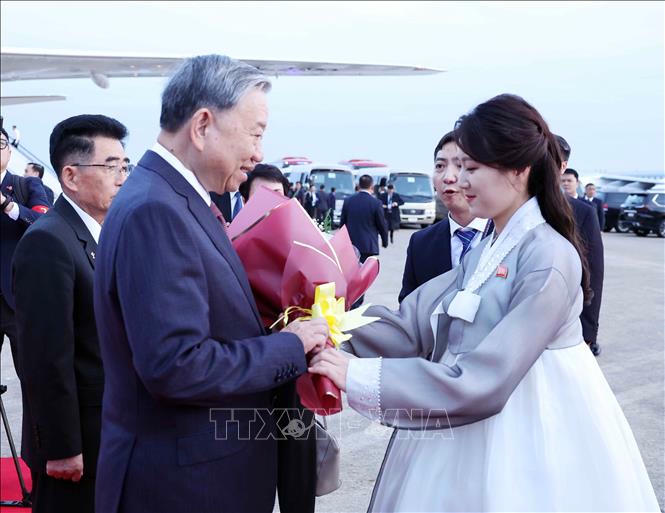 Thiếu nữ Triều Tiên tặng hoa Tổng Bí thư Tô Lâm tại Sân bay quốc tế Bình Nhưỡng.&nbsp;Ảnh: Thống Nhất/TTXVN