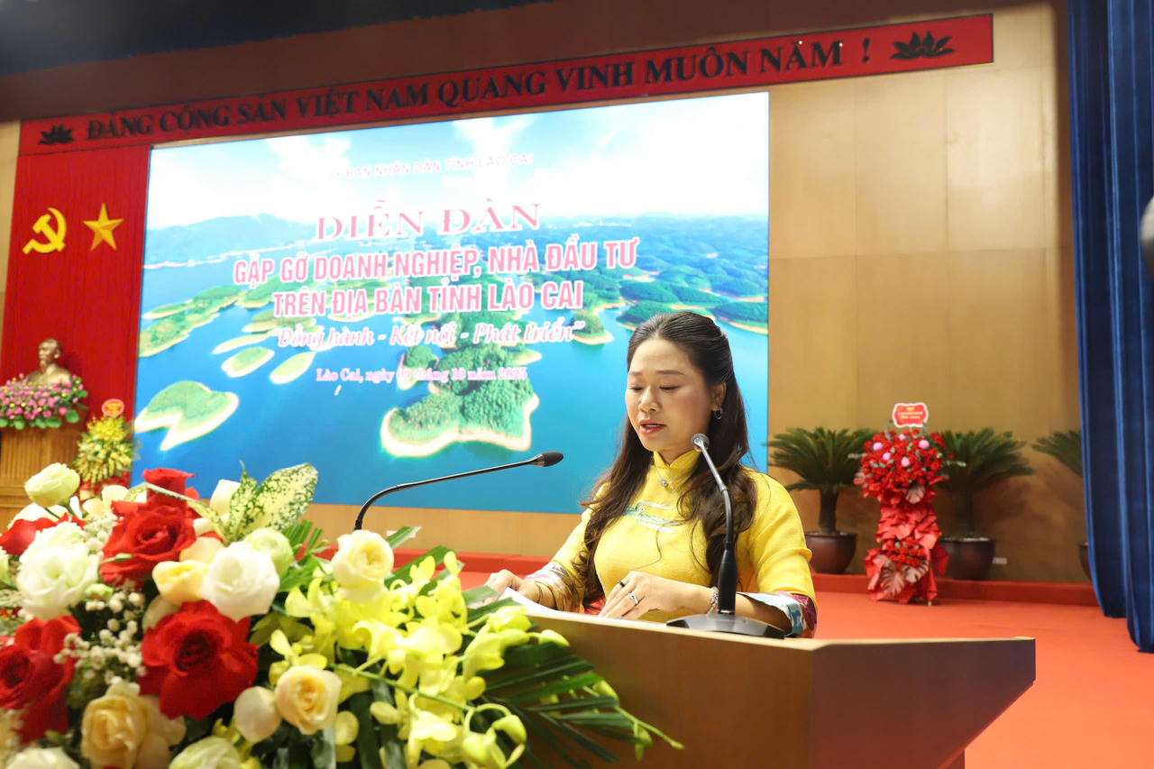 Bà Nguyễn Thị Minh Hiền, Chủ tịch Hội Doanh nhân trẻ tỉnh Lào Cai phát biểu tại Diễn đàn.