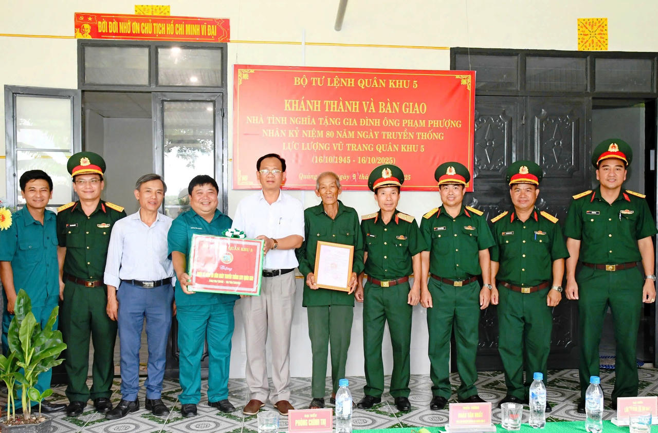 Thiếu tướng Đoàn Văn Nhất - Phó Chủ nhiệm Chính trị Quân khu 5 dự và bàn giao “Nhà tình nghĩa” cho thương binh Phạm Phượng tại xã Ba Gia.