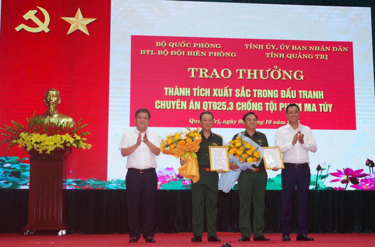 Lãnh đạo tỉnh Quảng Trị khen thưởng tập thể Bộ đội Biên phòng Quảng Trị.