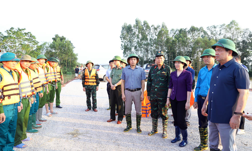 Đoàn công tác động viên và trực tiếp chỉ đạo các lực lượng tham gia chống lũ tại xã Kép.