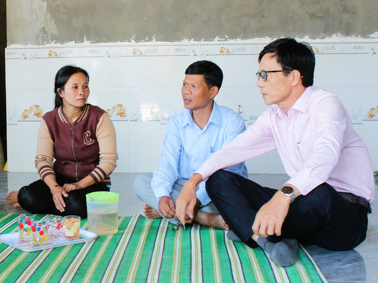 Lãnh đạo xã Đông Giang và cán bộ NHCSXH đến tham quan căn nhà mới của chị Miếp.