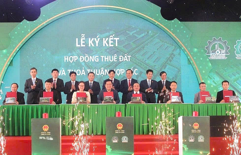 Lãnh đạo tỉnh Ninh Bình chứng kiến lễ ký kết hợp đồng thuê đất và thỏa thuận hợp tác đầu&nbsp;tư giữa chủ đầu tư&nbsp;và các doanh nghiệp.