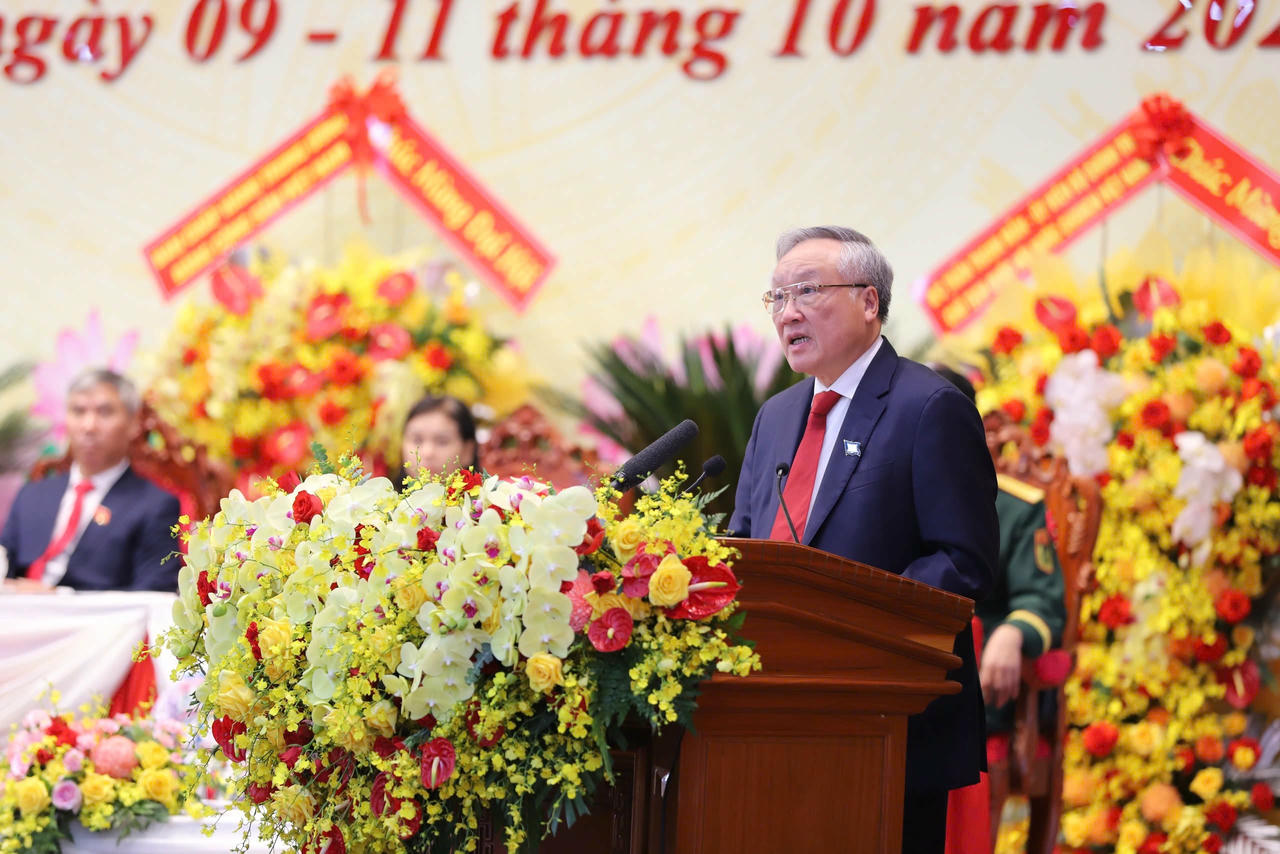 Phó Thủ tướng Thường trực Nguyễn Hoà Bình gợi mở một số vấn đề tại Đại hội Đảng bộ tỉnh Lâm Đồng lần thứ I.