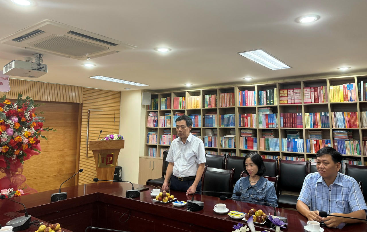 TS. Trần Mạnh Đạt, Bí thư Chi bộ, Giám đốc kiêm Tổng Biên tập Nhà Xuất bản Tư pháp trân trọng cảm ơn tình cảm, nghĩa tình của tập thể Báo Pháp luật Việt Nam.