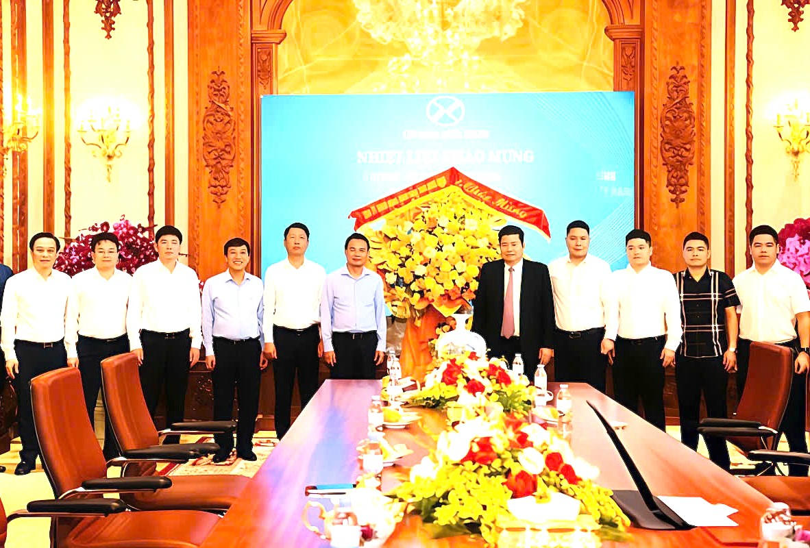 Bí thư Tỉnh ủy Đặng Xuân Phong và đoàn đến thăm, chúc mừng Tập đoàn Xuân Thành.