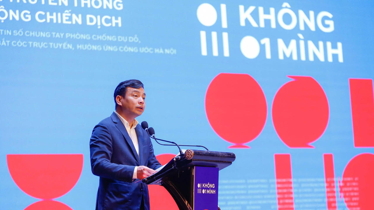 Thiếu tướng Lê Xuân Minh Cục trưởng Cục An ninh mạng và phòng, chống tội phạm sử dụng công nghệ cao (A05) phát biểu khai mạc Chiến dich Không Một Mình.