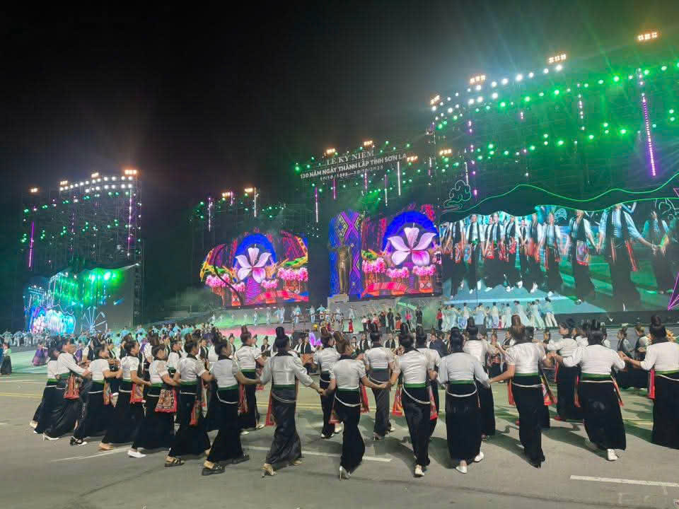 Các diễn viên quần chúng tham gia múa vòng xòe.