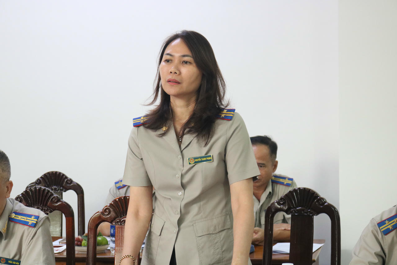 Chấp hành viên phát biểu ý kiến tại buổi làm việc.