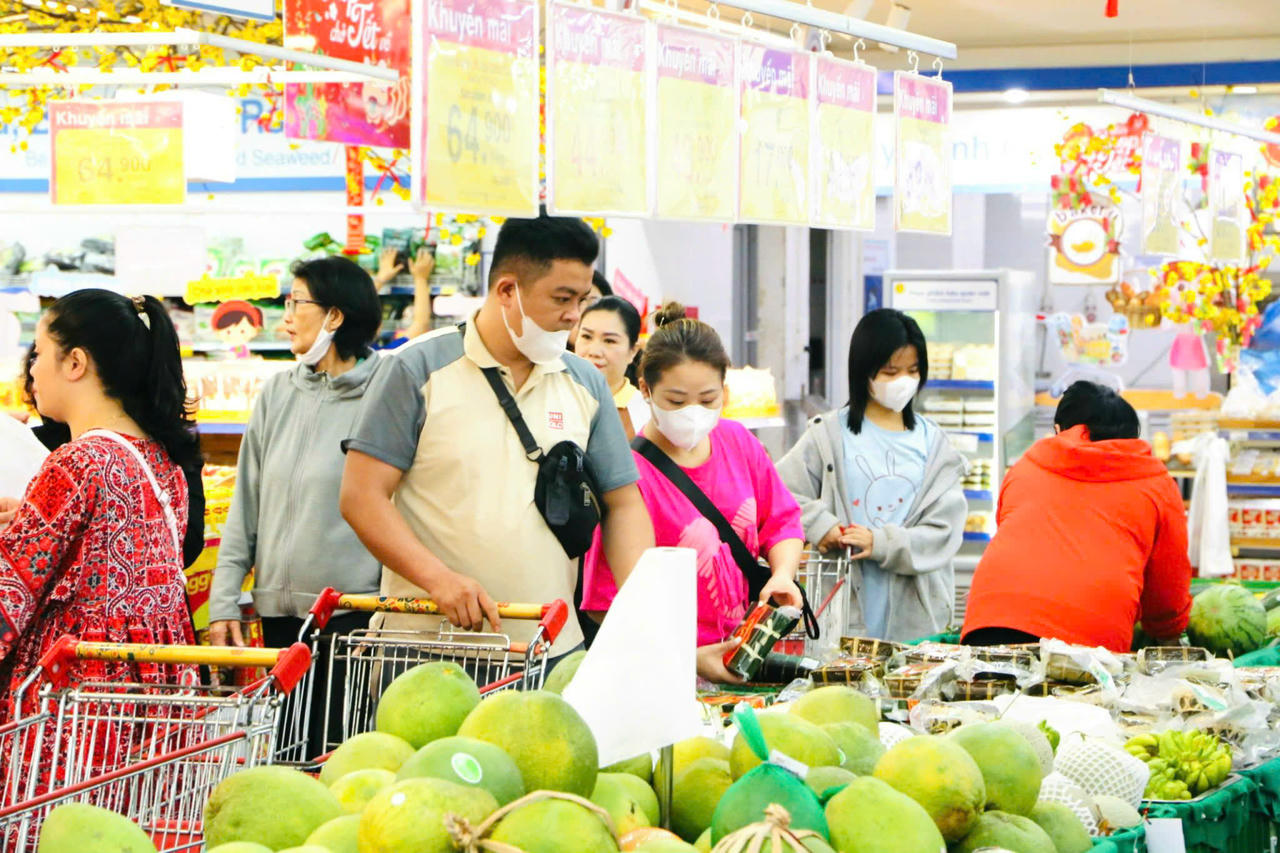 Khách hàng mua sắm tại Co.opmart Huế sẽ dễ dàng chọn mua các sản phẩm OCOP đặc trưng của Huế được trưng bày nổi bật và hấp dẫn.