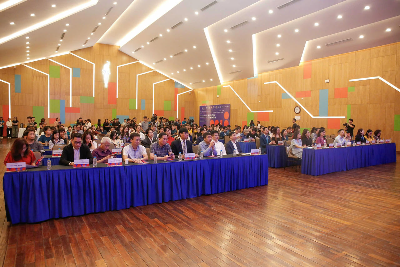 Các đại biểu dự lễ phát động Chiến dịch Không Một Mình.